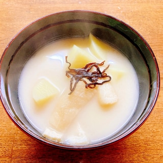 じゃが芋と油揚げと塩昆布の白味噌汁